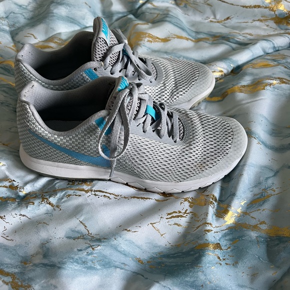 Comfy walking Nikes! Size 7 - Picture 2 of 6